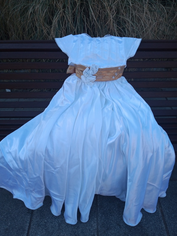 VESTIDO de niña de ceremonia.