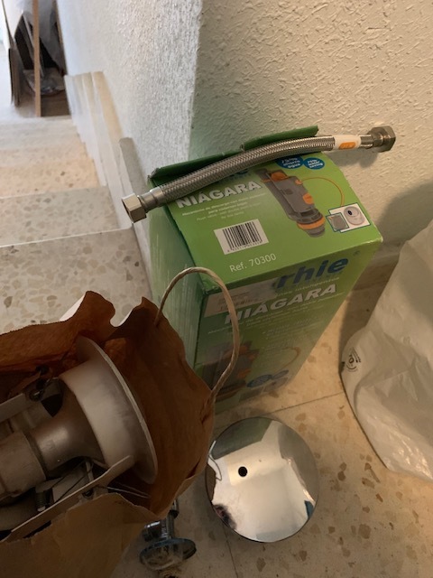 Diversos artículos de fontanería y electrónica