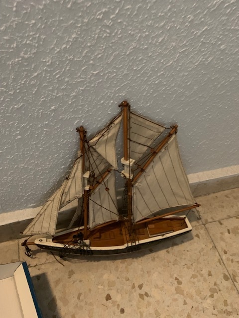 Barco de vela decorativo hecho a mano