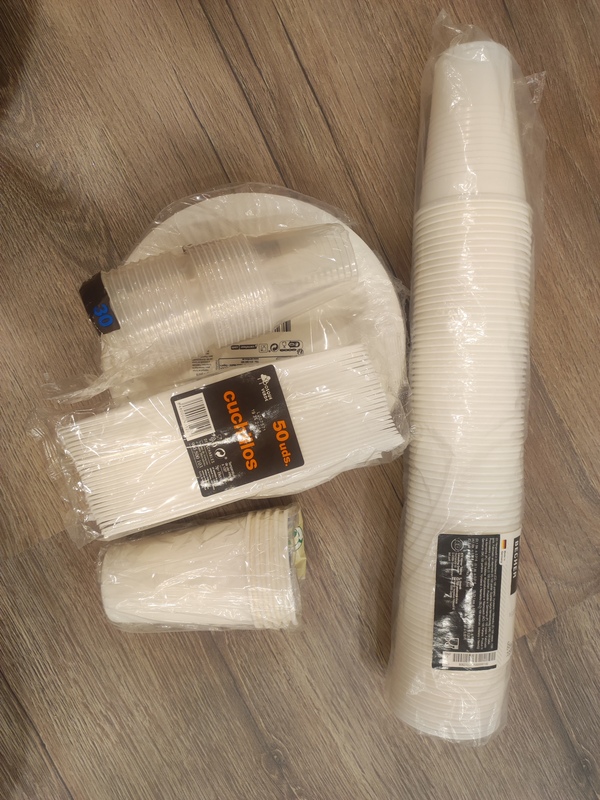 Vasos , platos, cubiertos de plastico