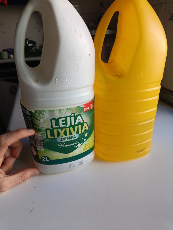 Dono lejía (queda 1/3 aprox en cada botella)