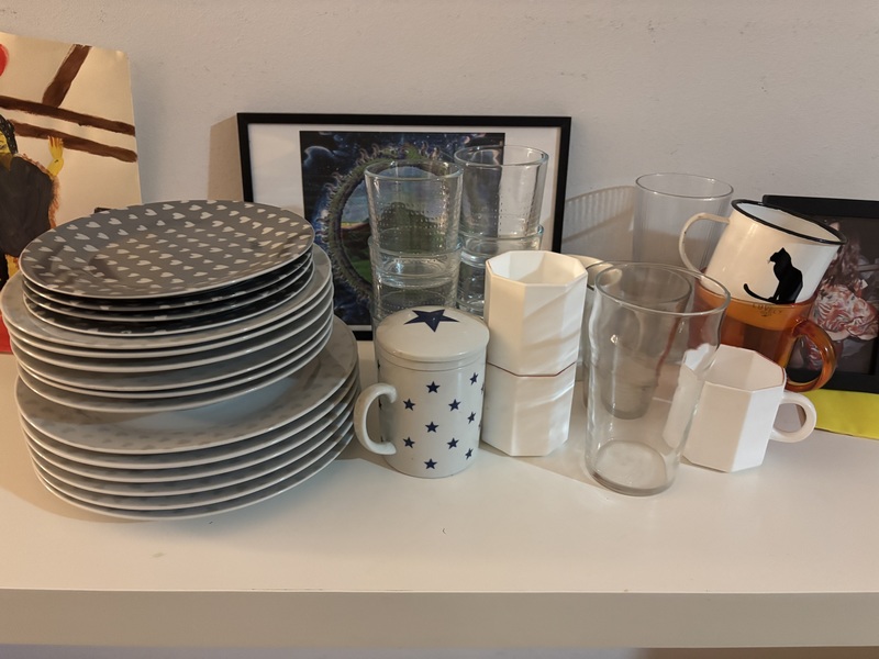 Regalo vajilla en buen estado, vasos y 3 copas de balón 