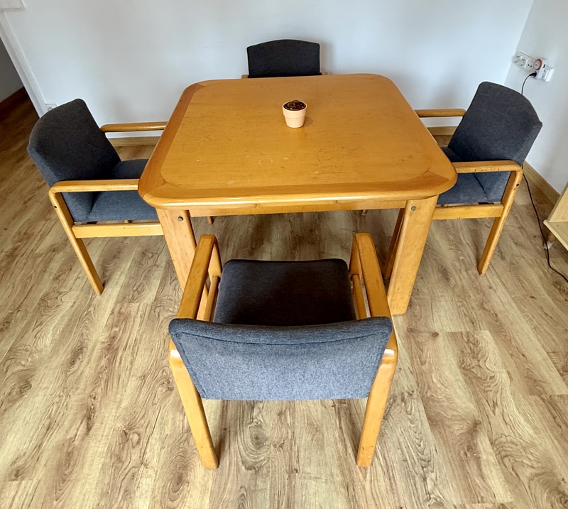 Mesa comedor y 4 sillas