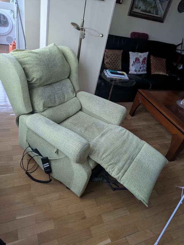 Dos sillones reclinables con levanta personas