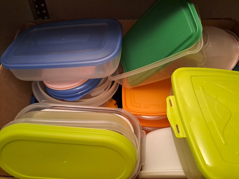 Caja llena de táper 