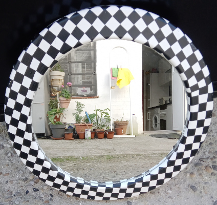 Espejo redondo mediano y liviano.