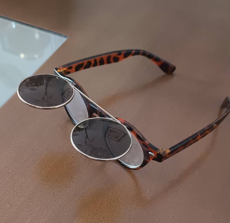 Gafas con cristales se levantan 