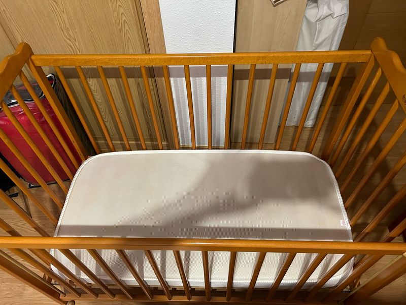 Cuna de bebé con colchón muy buen estado