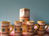 La jarra y vasos de la foto