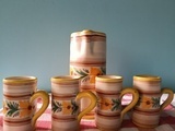 La jarra y vasos de la foto