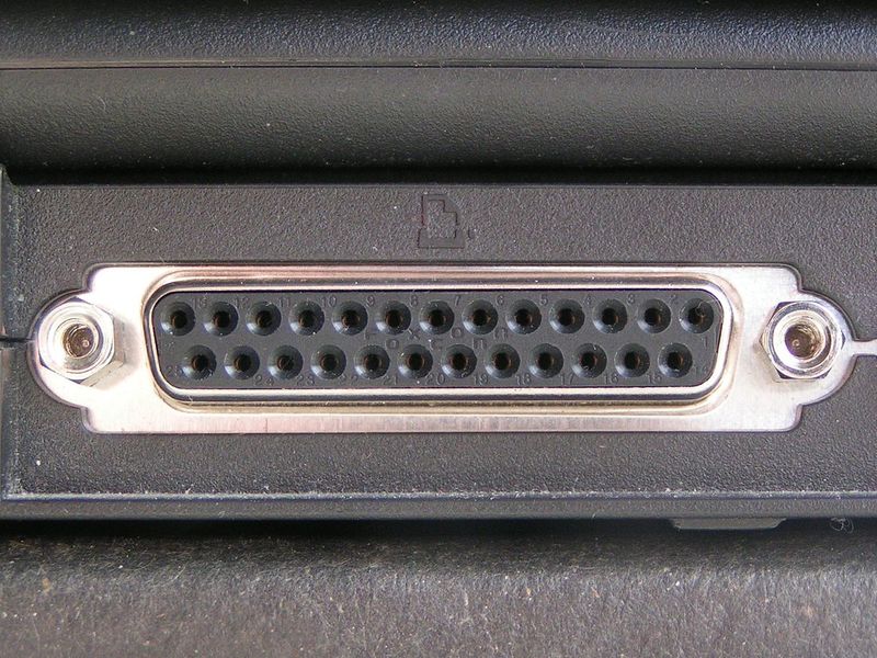 Portátil/Laptop antigua con puerto paralelo.