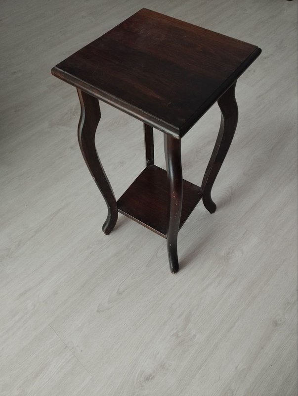 Mesita para jarrón o lámpara