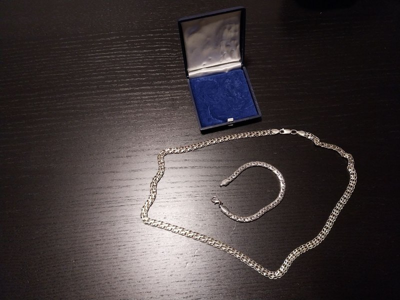 Se regala pulsera y collar