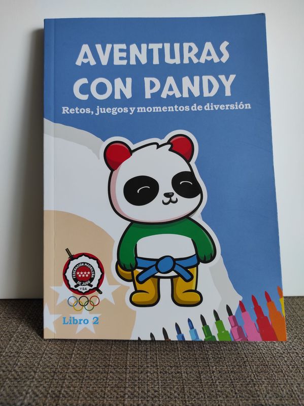 Libro de pasatiempos relacionado con las artes marciales