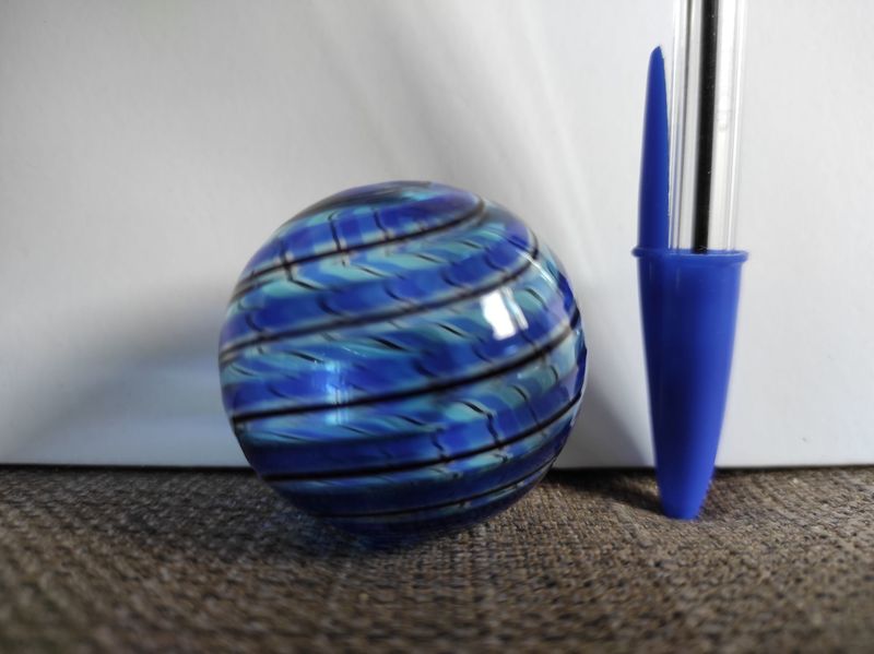 Bola de cristal soplado con olas azules
