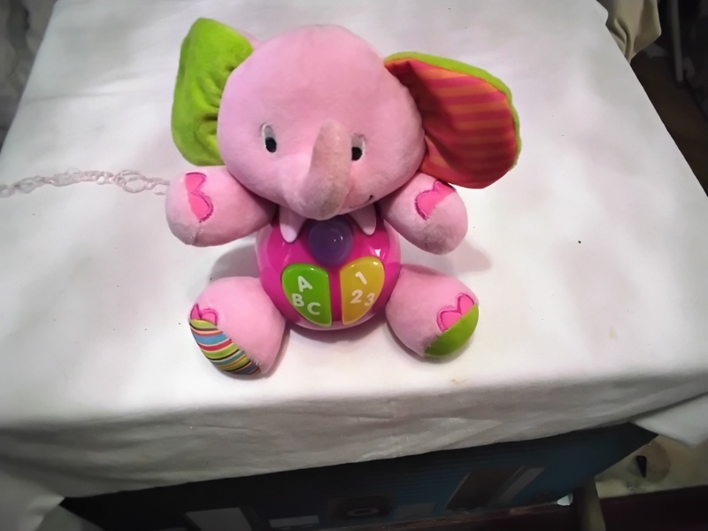 ELEFANTE APRETANDO UN BOTON HACE UN SONIDO 