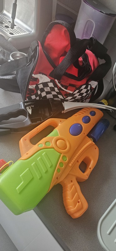 Pistola de agua y caña de pescar de niño 