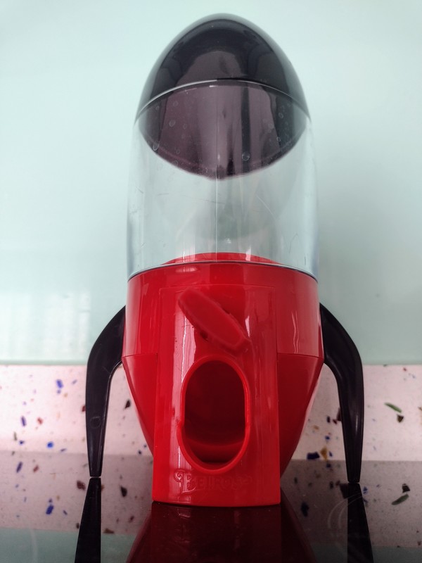 Dispensador de caramelos Belros con forma de cohete