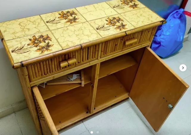 Aparador de madera con bambu brasileño