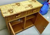 Aparador de madera con bambu brasileño