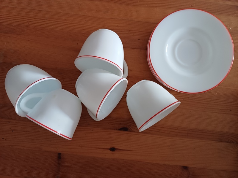 5 tazas y 4 platitos