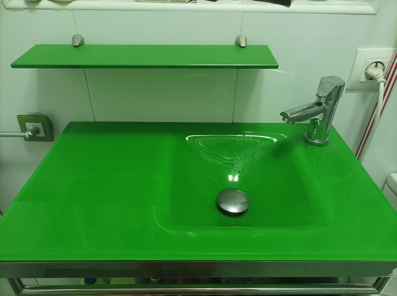 Lavabo y balda verde