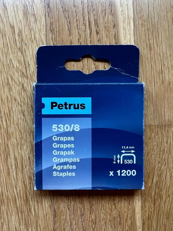 CAJA CON 1000 GRAPAS PETRUS 530/8