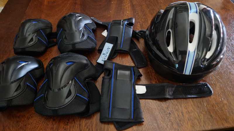 Casco y protectores de patinaje 