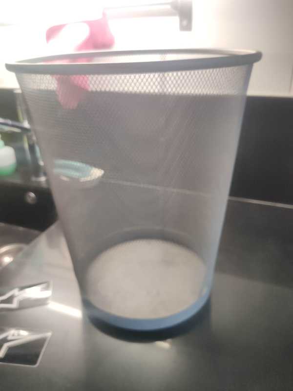 Papelera metálica rejilla gris (eva.roz)