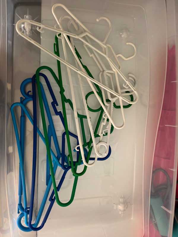 8 perchas de colores (Univer) 