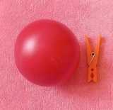 De plástico duro. 8,5 cm.de diámetro.