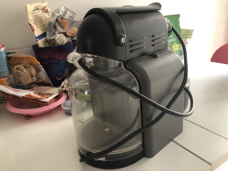 Cafetera de Nespresso que pierde agua (metro Pacífico en el centro de Madrid)