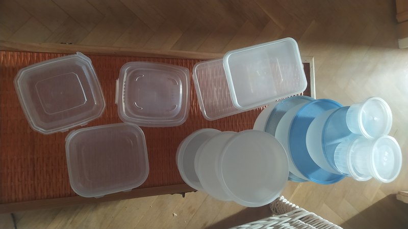 14 envases plásticos y tuper