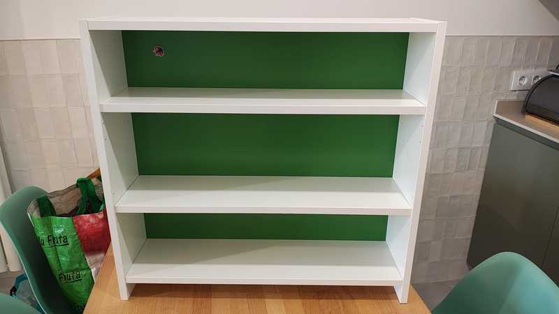 Estantería sobre escritorio