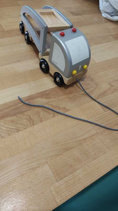 Camión de madera de juguete