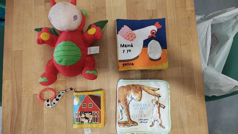 Peluche dragón y libros de tela para bebé