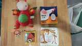 Peluche dragón y libros de tela para bebé