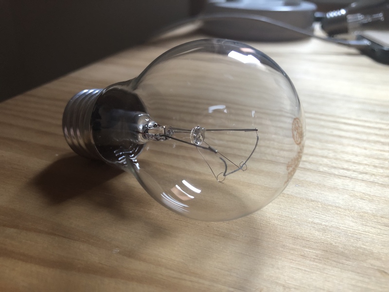 Regalo bombilla incandescente de color amarillo (60wattios)