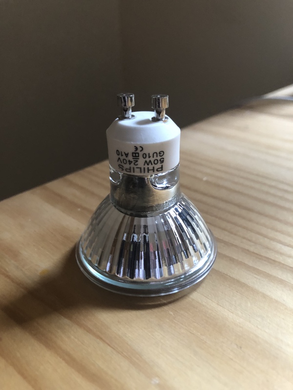 Regalo bombilla de 50 wattios como la anunciada (metro de Pacífico en líneas uno y seis)