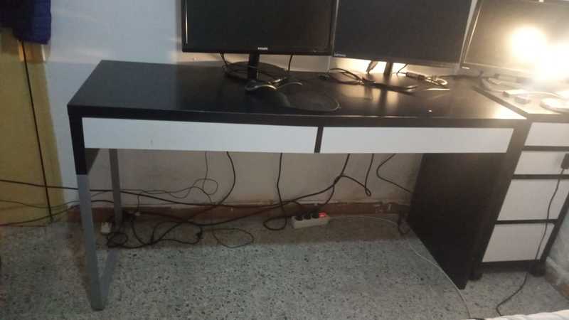 regalo mesa de estudio IKEA 142 cm x 75 xm y profundidad 50cm