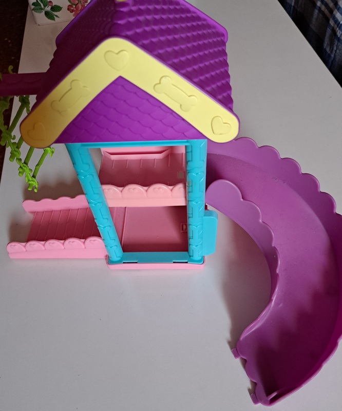 Casita pequeña con tobogán 