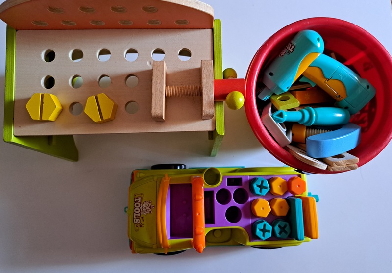 Mesita, camión y cubo