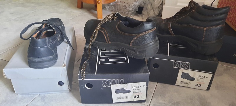 2 botas de trabajo y otro