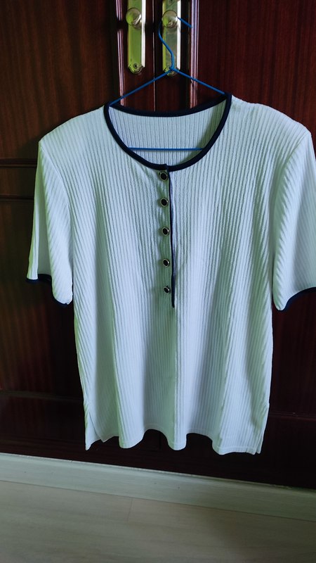Blusón blanco con ribetes y botones azules. Talla L