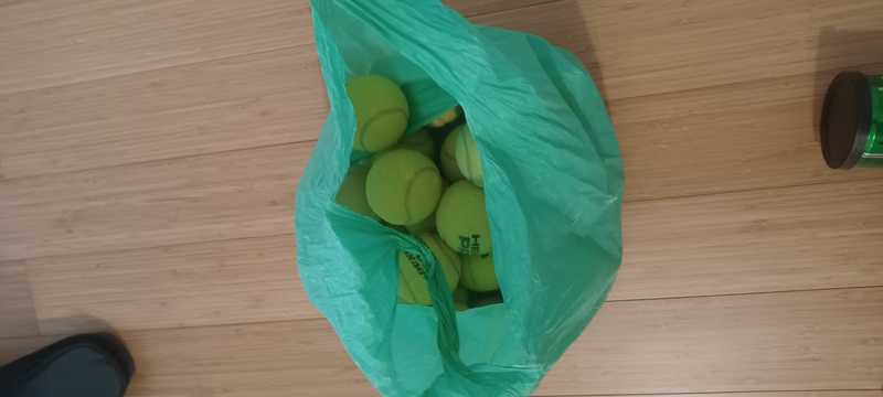 Se regala 20 bolas de tenis usadas.