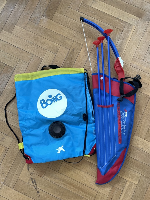 Arco juguete y bolsa altavoz