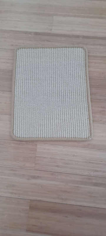 Se regala una alfombrilla para gatos