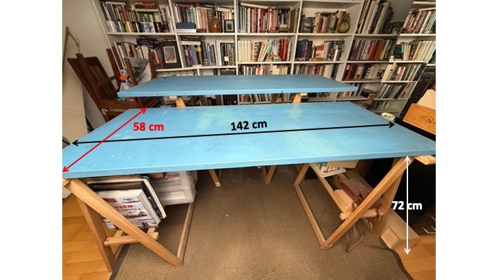 Mesa de ordenador a dos alturas hecha con paneles de un ordenador IBM 1133 y cuatro caballetes