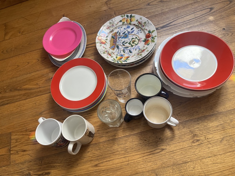 Vajilla : platos varios tamaños, vasos, tazas