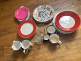 Vajilla : platos varios tamaños, vasos, tazas